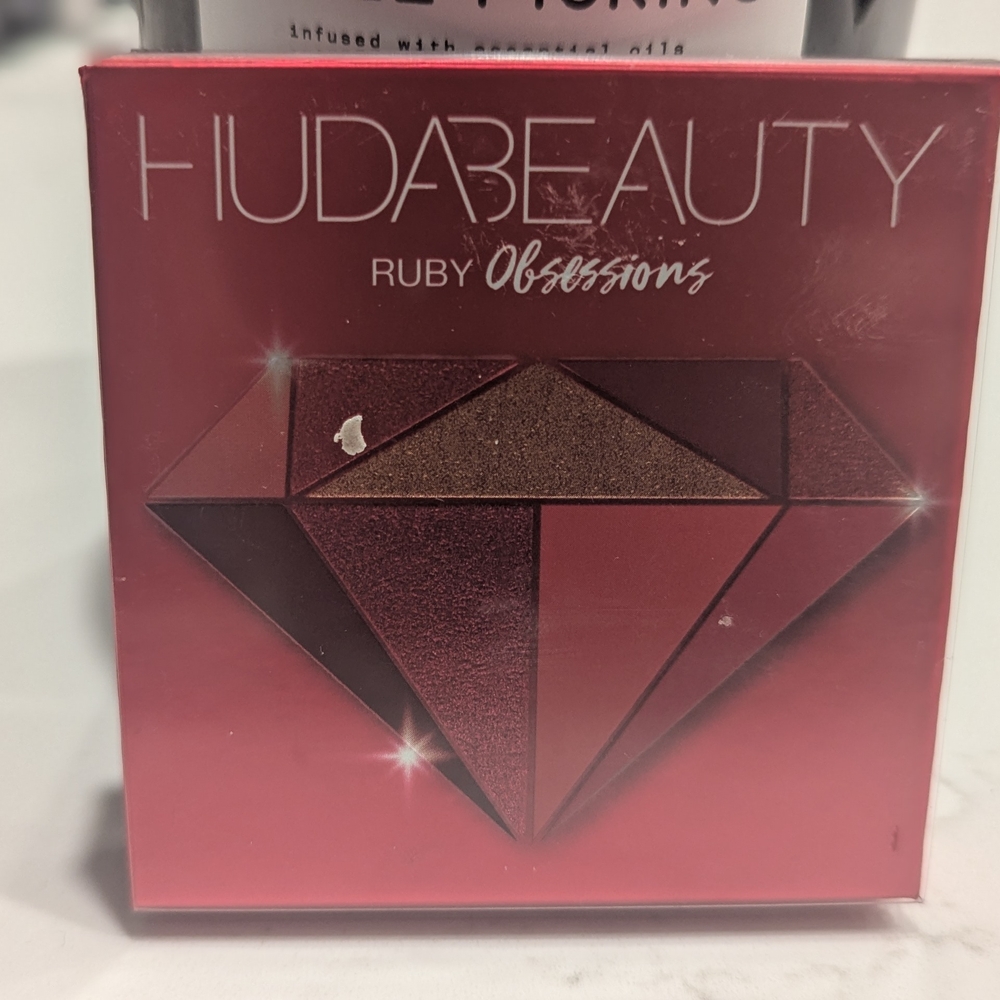 HUDA BEAUTY Red and Brown Eyeshadow Palette